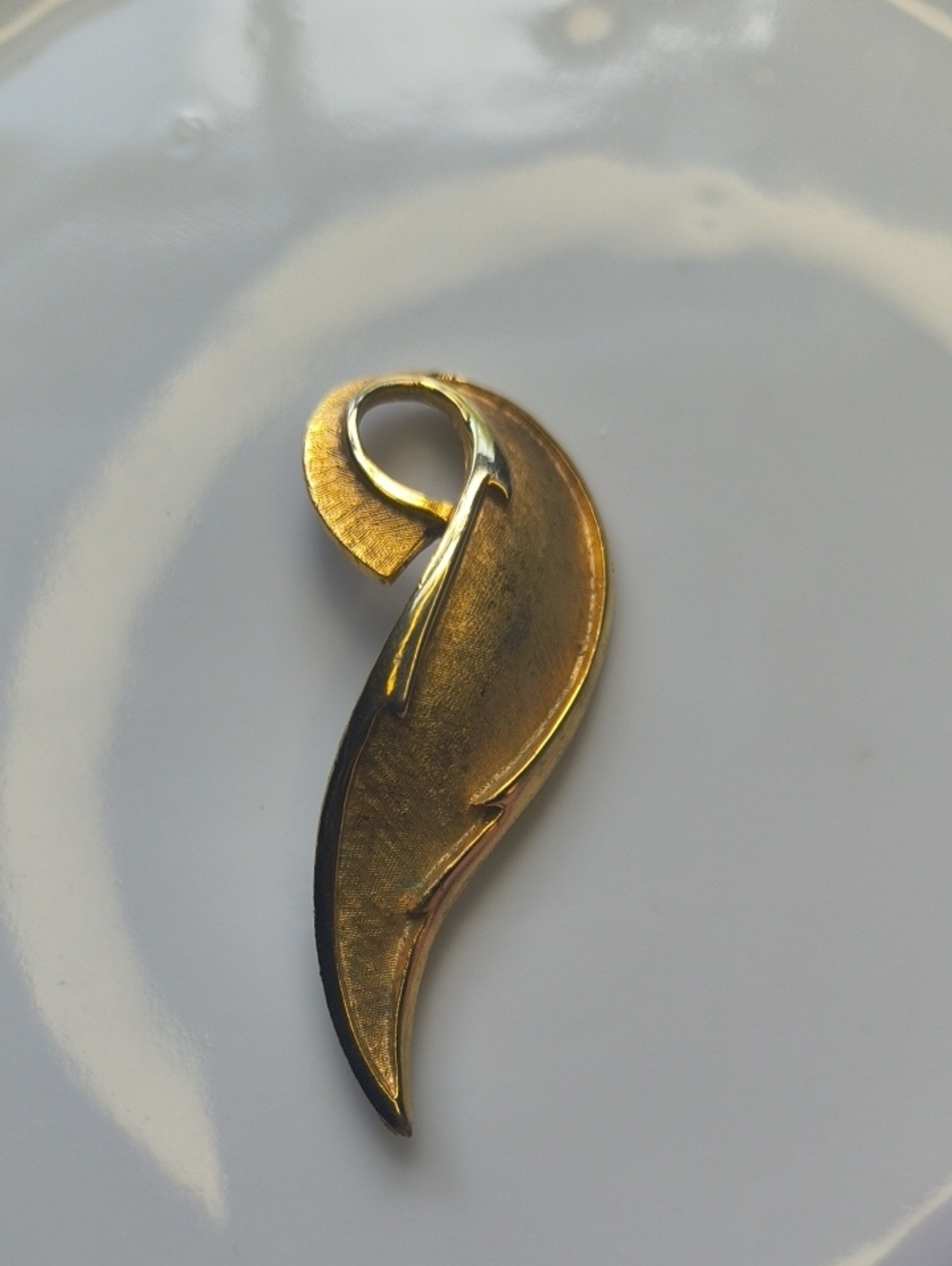 Classic Sculptural Swirl Brooch Pin Mid-century Modern